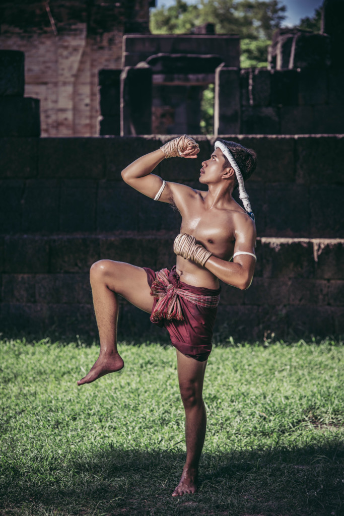 A boxer tied a rope in his hand and performed a fight, The marti Image de Muay Boran debout